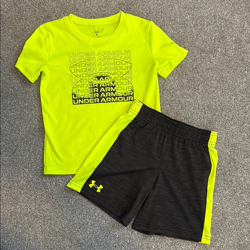 Boys Under Armour matching shirt and short set size 5 in good condition!
